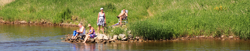 Menschen am Weserufer